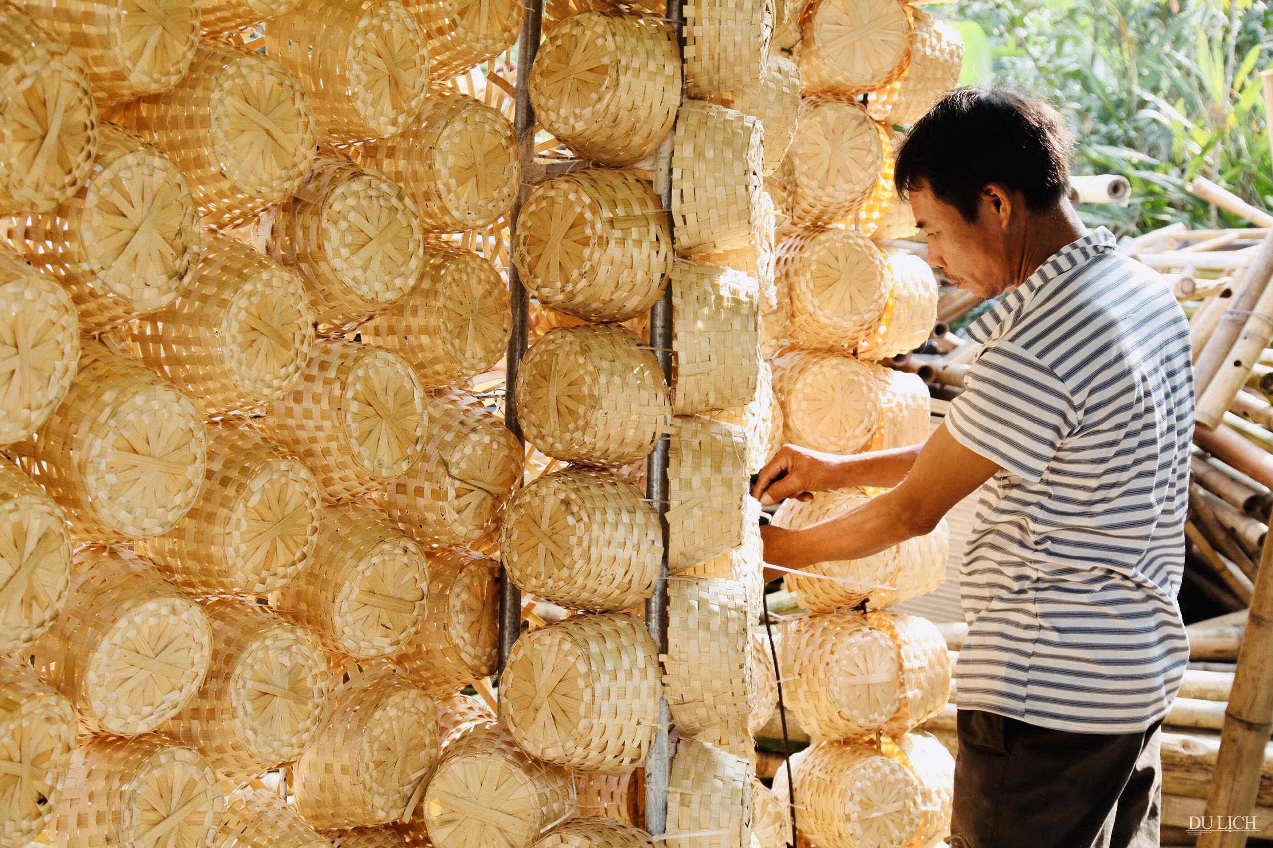 Những người thợ làng nghề đan lát Phú Vinh đang tỉ mỉ với từng sản phẩm